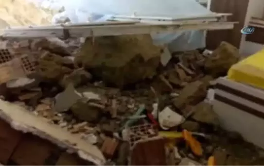 Hatay'da Bir Apartmana Dev Kaya Parçaları Düştü