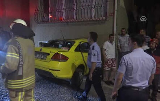 Duvarı Yıkan Taksi Evin Salonuna Girdi