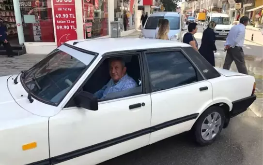30 Yıl Önce Satılan 12 Yıl Samanlıkta Bekleyen Otomobili Bulup Babalarına Hediye Ettiler