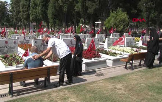 İstanbul Edirnekapı Şehitliği Ziyaretçi Akınına Uğradı