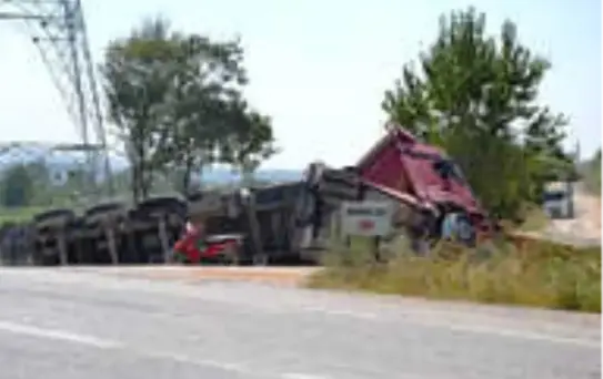 Biga'da Buğday Kepeği Yüklü Kamyon Devrildi