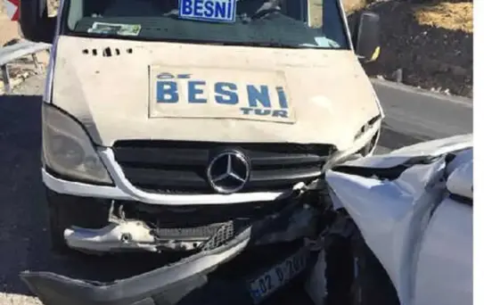 Besni'de Minibüs ile Otomobil Çarpıştı: 4 Yaralı