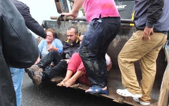 Beykoz'da Mahsur Kalanlar İş Makinesiyle Kurtarıldı
