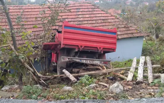 Kamyonet Eve Daldı: 1 Yaralı