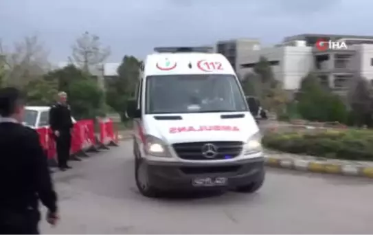 Parmağı Okul Kapısına Sıkışan Çocuk Hastanelik Oldu