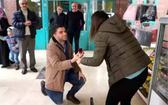 Terminalde Kız Arkadaşına Evlilik Teklif Etti