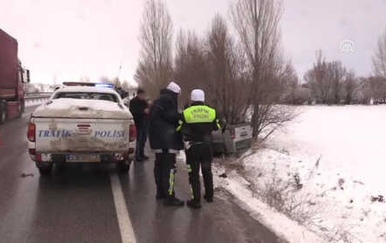Cenaze Yolunda Trafik Kazası: 4 Yaralı