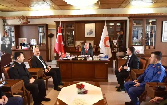 Vali Seymenoğlu'na, Eğirdir Belediyesi'nde Şokelma ve Elme Gevreği İkramı