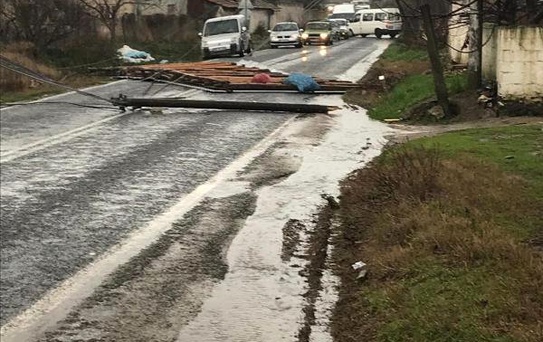 Aydın'da Hortum, Evlerin Çatısını Uçurdu, Elektrik Direklerini Devirdi
