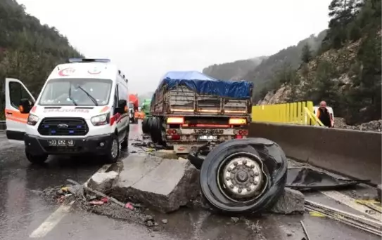 Pozantı'da Tır ile Otomobil Çarpıştı: 2 Yaralı