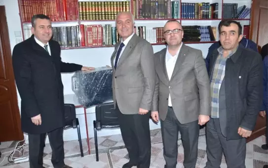 Büyüdüğü Mahalledeki Okula 21 Bilgisayar Hediye Etti