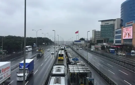 Bahçelievler'de Metrobüs Kazası: 3 Yaralı