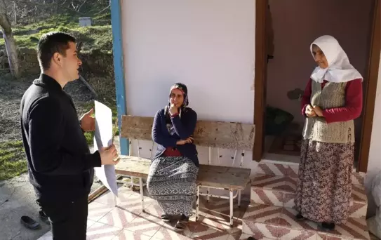 Muhtar Adayı Üniversite Mezunu Genç Kapı Kapı Dolaşıp Oy İstiyor