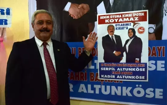 Adaylığı Düşürülünce Eşini Aday Yaptı, Kendini Fahri Başkan İlan Etti