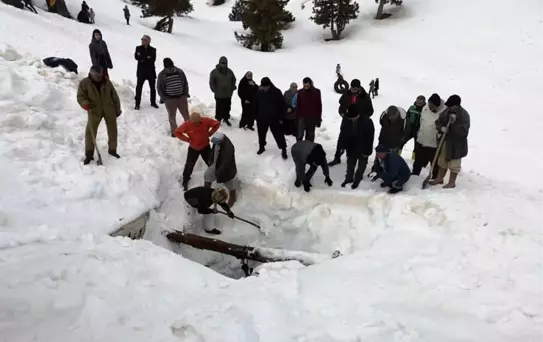 Dağdaki Cula Deliği'ne Yaz İçin Tonlarca Kar Depolandı