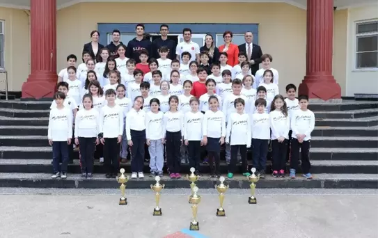 Yüzme Yarışlarında Büyük Başarı