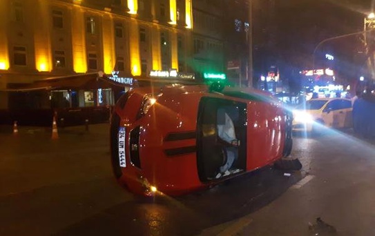 Otomobil Taksiye Çarptı: 3 Yaralı