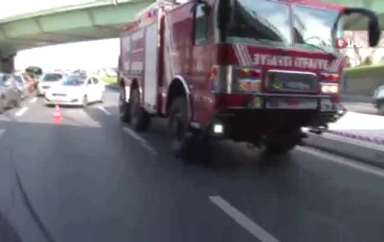 Bakırköy'de İçerisinde Lüks Araçların Bulunduğu Tır Devrildi