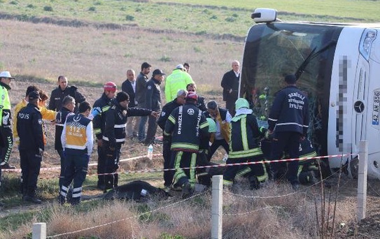 Denizli'de Yolcu Otobüsü Devrildi: 2 Ölü, 35 Yaralı- Yeniden