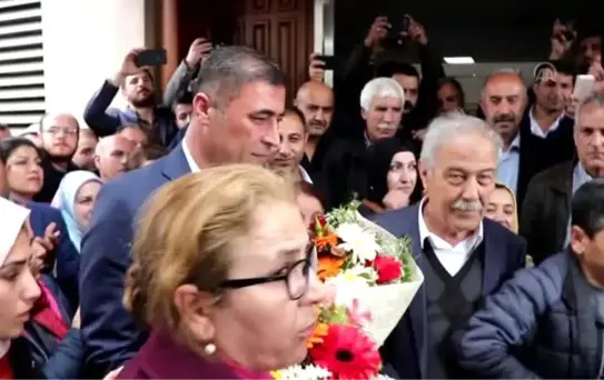 Hdp'li Başkan Terörden İhraç Edilen Eski Başkanla Makama Geçti