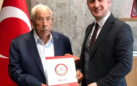 Türkiye'nin En Yaşlı Muhtarı' Mazbatasını Aldı