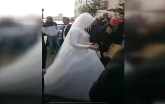 Gelenek Gereği Geline Bardak Kırdırıp, Damadı Yumrukladılar