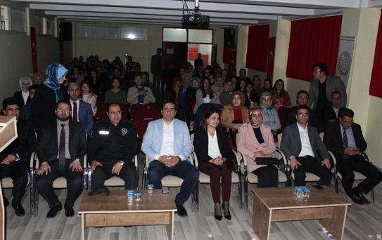 Hamur'da Şiir Dinletisi Büyük Beğeni Topladı