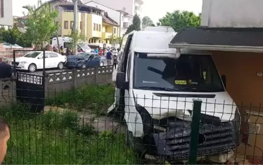 Otomobil Öğrenci Servisine Çarpıştı: 2 Yaralı