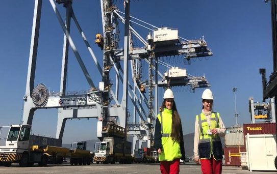 Tonlarca Ağırlıktaki Konteynerleri Kadınlar Yükleyip, İndiriyor