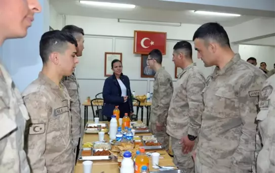 Kaymakam Özdemir, Mehmetçikle İftar Yaptı