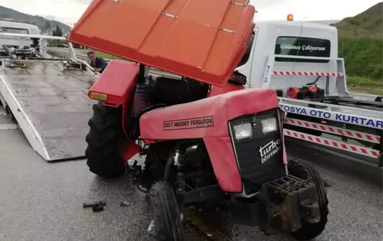 Tosya'da Traktör ile Kamyon Çarpıştı: 2 Yaralı