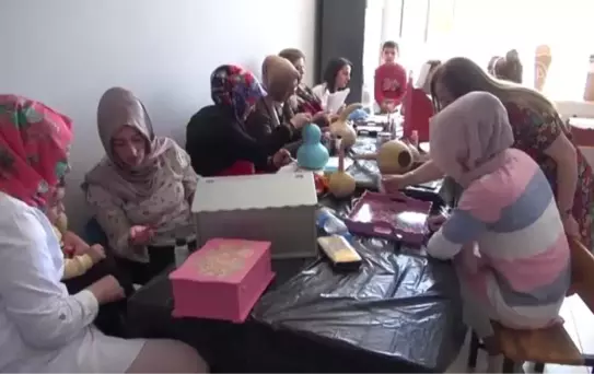 Çocuklarını okulda beklerken meslek sahibi oldular