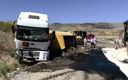 Kahta'da petrol tankeri devrildi: 1 yaralı