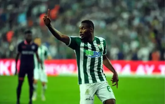 Bursaspor'un santrforları, önceki oyuncuları mumla arattı