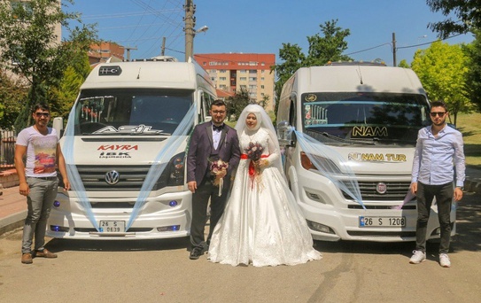 Servis minibüslerinden düğün konvoyu
