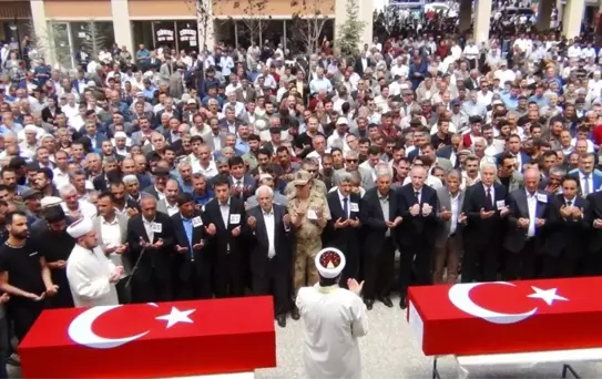 Şehit işçiler gözyaşları arasında toprağa verildi