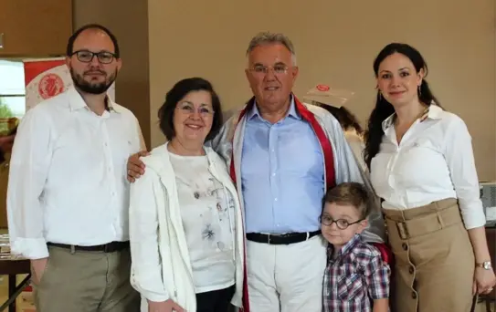Diplomasını almaya torunuyla geldi