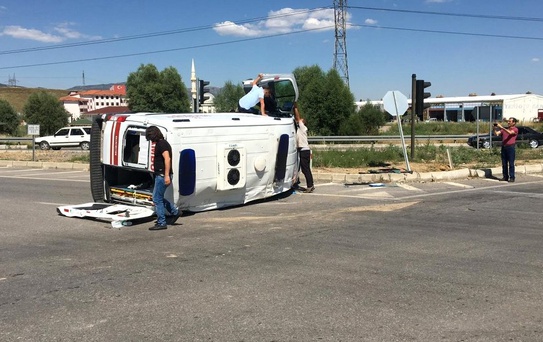 Hasta taşıyan ambulans kaza yaptı: 5 yaralı