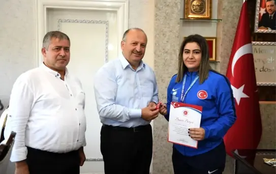 Başkan şampiyon sporcuyu ödüllendirdi