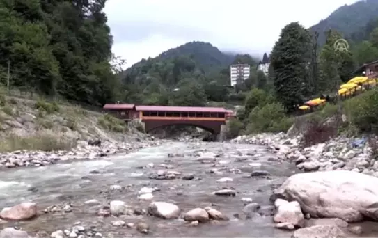 Köprünün üstünde yaptırılan restroran ilgi görüyor