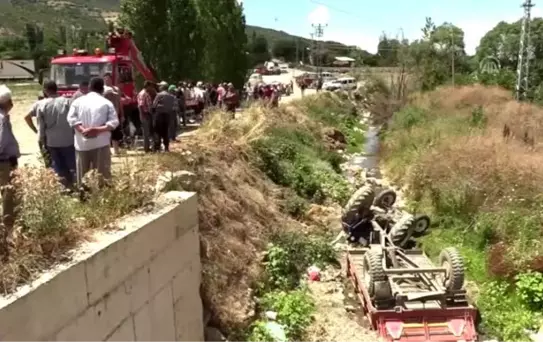 Traktör dereye devrildi: 3 yaralı