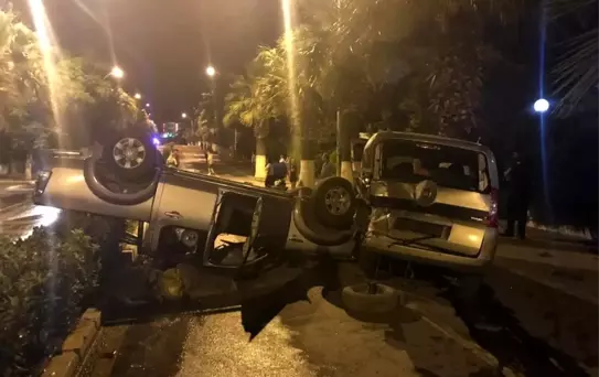 Kamyonet park halindeki araçlara çarptı: 1 yaralı