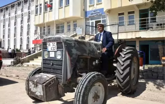 Başkanın makam aracı, 36 yıllık traktörü