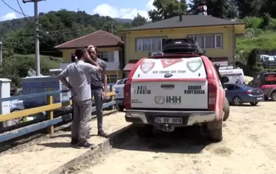 Kayıp eşi ve çocuklarından gelecek iyi haberi bekliyor