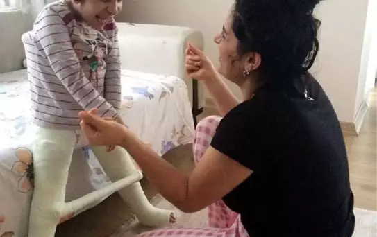 Nisa'nın fizik tedavisi için sarma sarıyor