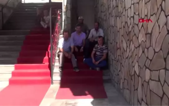 NİĞDE İşten çıkarılan 6 işçi belediye önünde eylem yaptı