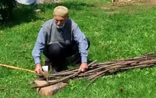104 yaşındaki Mustafa dede, çalışkanlığıyla gençlere taş çıkartıyor