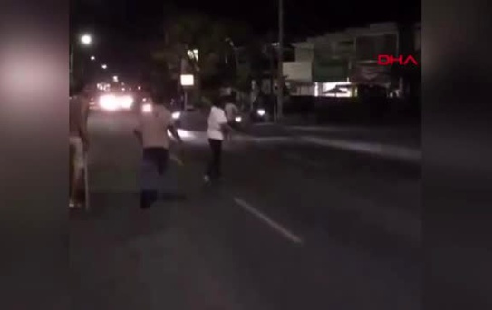 Endonezya'da sarhoş turist, motosiklet sürücüsüne uçan tekme attı