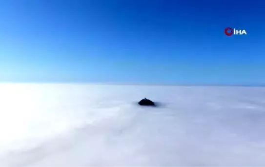 Sis içindeki Kıble Dağı Cami'nden masalsı görüntüler