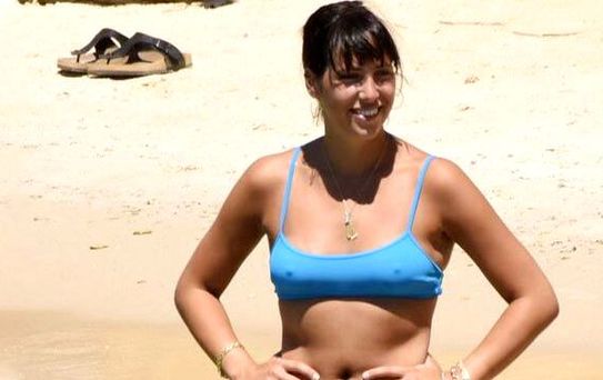 Denize giren Zehra Çilingiroğlu, bikinisinin azizliğine uğradı